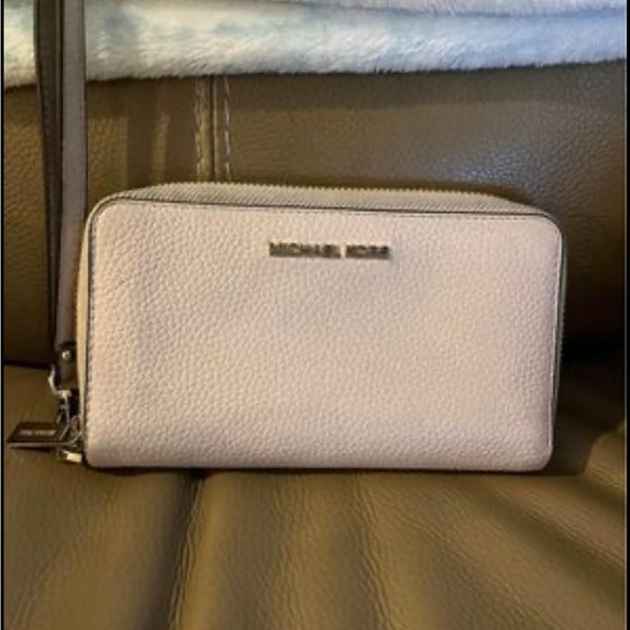 Michael Kors pink pebbles leather wristlet. - Picture 2 of 5